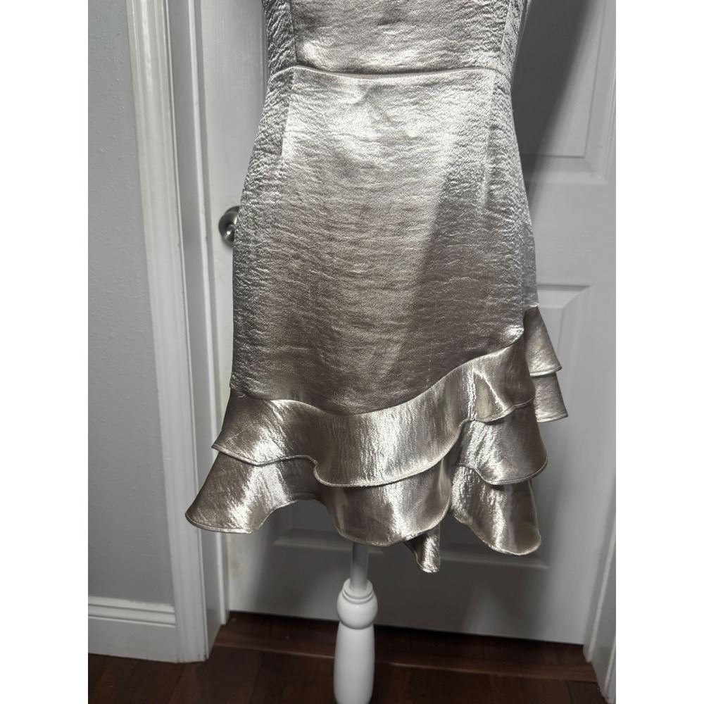 BB Dakota Metallic Ruffle Hem Cocktail Dress 6 Silver NWT BI408078 Tiered Mini - Picture 3 of 8